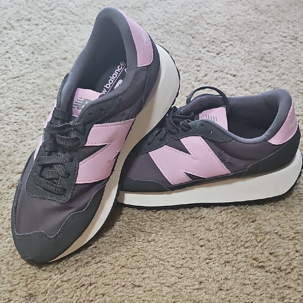 New Balance Women's Black and Pink Sneakers